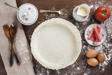 Tuzlu tart ya da kiş gibi sağlıklı bir yemek tarifi için gerekli malzemelerle hazırlanmış bir masa. Evde yemek pişirmek..