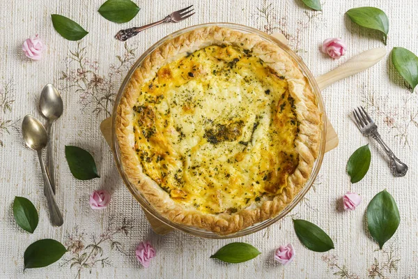 Top View Delicious Quiche Surrounded Flowers Leaves Fresh Spring Setting — Stock Photo, Image