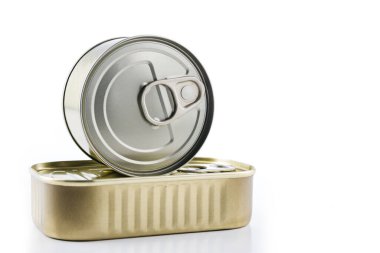 Örneğin Coronavirus Covid-19 'un karantina zamanında kullanmak üzere depolanan yiyecek kutularının yakın çekimi. Beyaz arka planda izole edilmiş. Metin için boşluk.