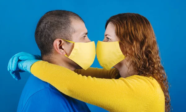 Hombre Una Mujer Abrazan Besan Con Sus Máscaras Guantes Puestos — Foto de Stock