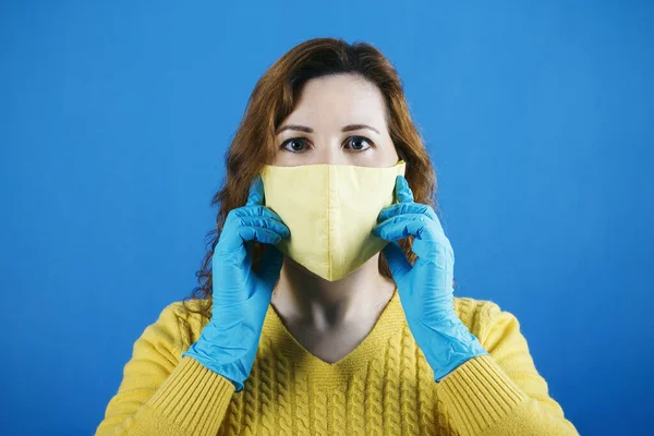 Mujer Joven Con Una Máscara Tela Casera Guantes Para Protegerse — Foto de Stock