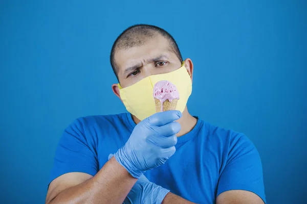 Joven Está Enojado Porque Máscara Casera Que Usa Deja Comer — Foto de Stock