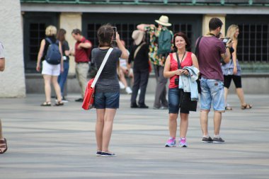 İki kız Prag sokaklarında birbirlerinin fotoğraflarını çekerken eğleniyorlar.
