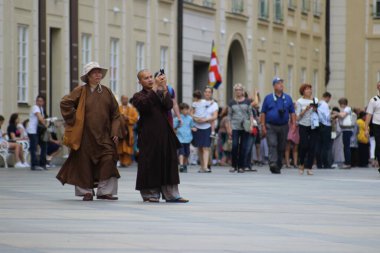 Şehirde cep telefonuyla kendi resmini çeken bir adam.
