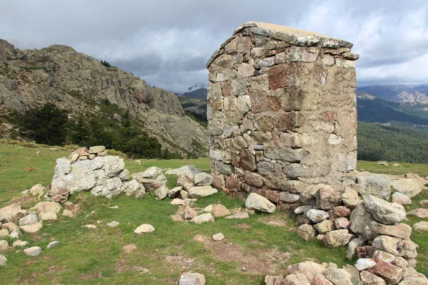 Sendero Una Capilla Las Montañas Una Ruta Senderismo Las Dolomitas — Foto de Stock