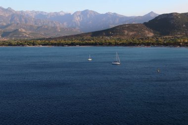 Kalvi kalesinin duvarlarından deniz manzarası