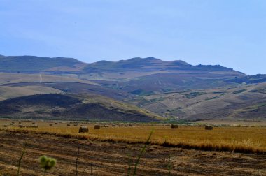 Saman balya, arka plan, İtalya ile Hasattan sonraki Sicilya manzara