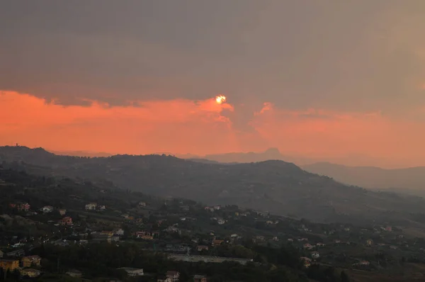 Güzel Sicilya günbatımı gördüm Redeemer, Caltanissetta, İtalya