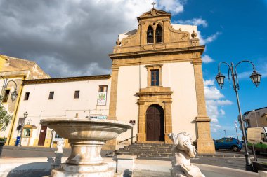 Barrafranca, Enna, Sicilya, İtalya ve Avrupa 'daki San Francesco Kilisesi ile Regina Margherita Meydanı