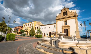 Barrafranca, Enna, Sicilya, İtalya ve Avrupa 'daki San Francesco Kilisesi ile Regina Margherita Meydanı