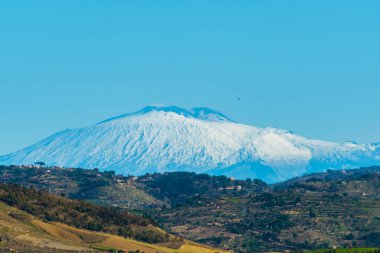 Mazzarino, Caltanissetta, Sicilya, İtalya ve Avrupa 'dan Etna Dağı manzarası