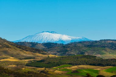 Mazzarino, Caltanissetta, Sicilya, İtalya ve Avrupa 'dan Etna Dağı manzarası