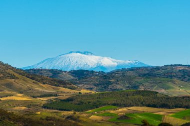 Mazzarino, Caltanissetta, Sicilya, İtalya ve Avrupa 'dan Etna Dağı manzarası