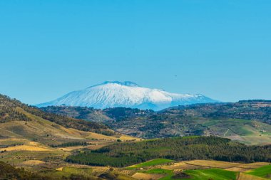 Mazzarino, Caltanissetta, Sicilya, İtalya ve Avrupa 'dan Etna Dağı manzarası