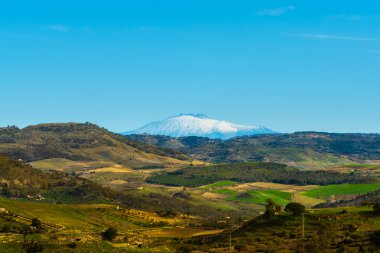 Mazzarino, Caltanissetta, Sicilya, İtalya ve Avrupa 'dan Etna Dağı manzarası