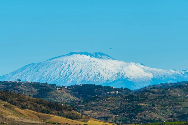 Mazzarino, Caltanissetta, Sicilya, İtalya ve Avrupa 'dan Etna Dağı manzarası
