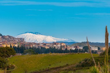 Mazzarino şehrinin arka planında Etna Dağı, Caltanissetta, Sicilya, İtalya, Avrupa