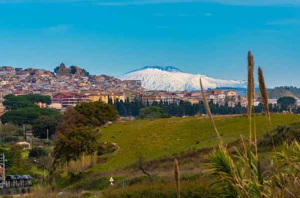 背景にエトナ山とマッツァリーノの都市景観 カルタニセッタ シチリア島 イタリア ヨーロッパ — ストック写真