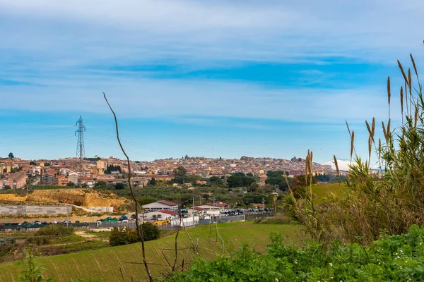 Mazzarino şehrinin arka planında Etna Dağı, Caltanissetta, Sicilya, İtalya, Avrupa