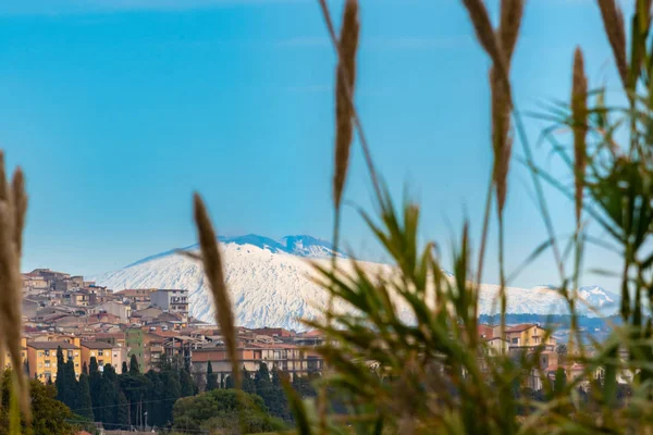 背景にエトナ山とマッツァリーノの都市景観 カルタニセッタ シチリア島 イタリア ヨーロッパ — ストック写真