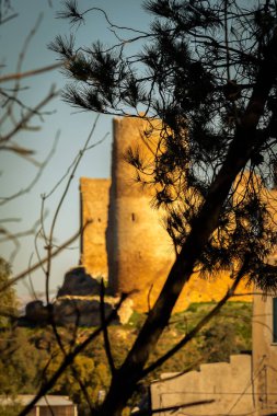 Mazzarino Ortaçağ Kalesi doğal çerçeve, Caltanissetta, Sicilya, İtalya, Avrupa ile görünüm