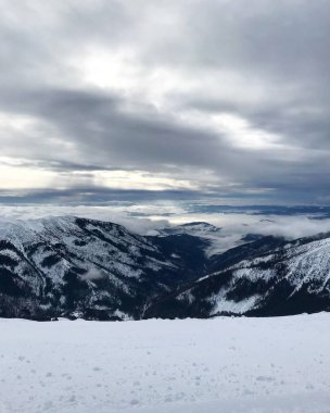 Gökyüzü çok yakın olduğunda dağın tepesinde neredeyse dokunabilirsin