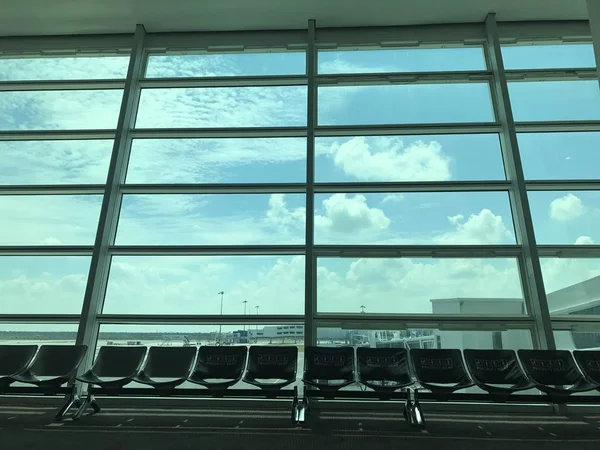 Θέα Από Παράθυρο Του Αεροδρομίου Στον Φωτεινό Ηλιόλουστο Ουρανό — Φωτογραφία Αρχείου
