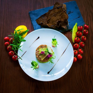 Süslü bir masada et antipasti.