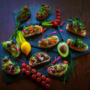 Masadaki süslemeli antipasti.