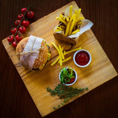 Masada patates, ketçap ve turşulu hamburger var.