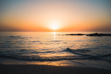 Gün batımında Katar 'daki körfezin manzarası
