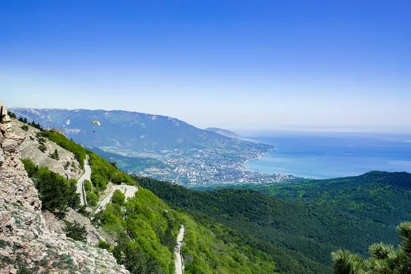 Yamaç Paraşütçüleriyle Yalta Kıyı Şehri Manzarası — Stok fotoğraf