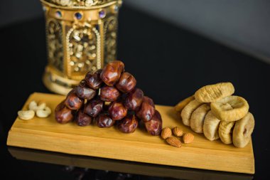 Müslüman Bayramları, meyve günleri, nar, fındık ve incir için İslami Mübarek tebrik kartları
