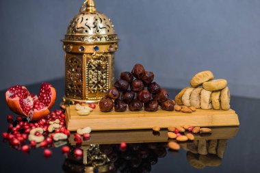 Müslüman Bayramları, meyve günleri, nar, fındık ve incir için İslami Mübarek tebrik kartları