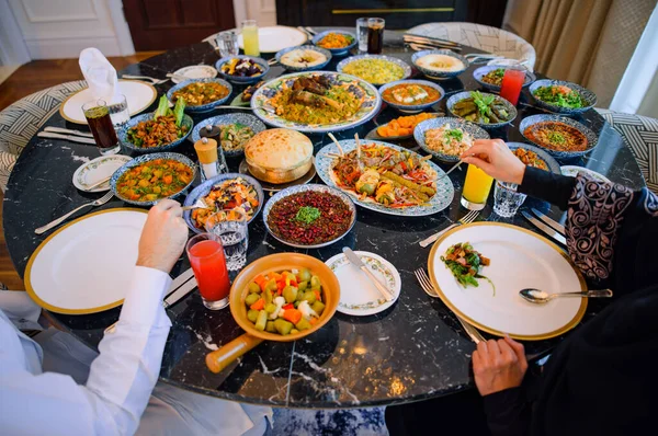 Традиционные Арабские Блюда Ифтара Продовольственный Стол Мусульманской Семьи — стоковое фото