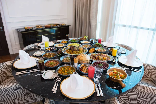 Plats Arabes Traditionnels Pour Iftar Table Manger Pour Famille Musulmane — Photo