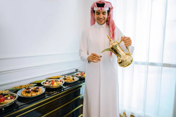 Homme Arabe Vêtements Blancs Traditionnels Verser Thé Sur Iftar Manger — Photo