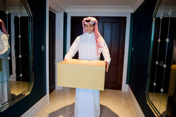 Араб Традиционной Белой Одежде Доставляет Еду Большой Картонной Коробке — стоковое фото