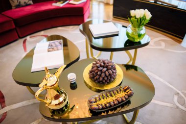 Kutsal Ramazan ayında masada bayramın şerefine bir tabak hurma, kurutulmuş meyve ve iftarda bir sürahi çay var.