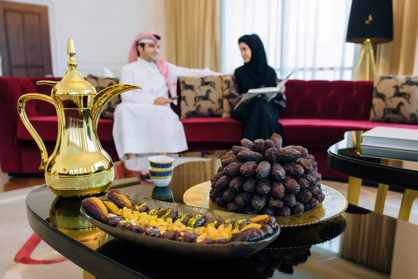 Une Famille Arabe Tenue Traditionnelle Mange Des Dattes Boit Thé — Photo