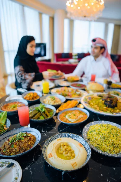 Arab Család Hagyományos Ruhában Eszik Ramadán Szent Hónapjában Iftarban Ünnepség — Stock Fotó