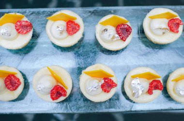 Bebek partisinde ahududulu kekler ve limonlu çikolata. Tatil Yemek Servisi