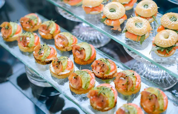 Mesa Catering Con Bollos Salmón Rúcula Semillas Sésamo Una Baby —  Fotos de Stock