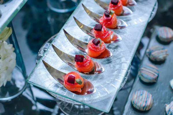 Comedor Salmón Envuelto Tubo Decorado Con Cubo Remolacha Una Hoja —  Fotos de Stock