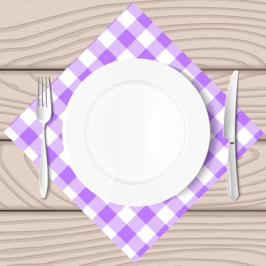 plaka üzerinde bir çatal ve bıçak, ahşap kurullarının bir arka plan üzerinde masa örtüsü