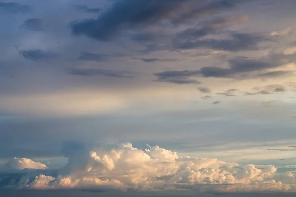 Bello sfondo blu cloudscape — Foto Stock