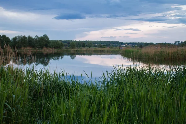 Tramonto paesaggio su piccolo lago rurale — Foto Stock