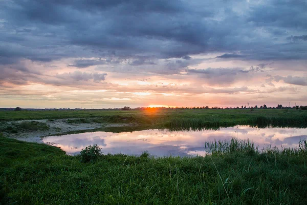 Apus de soare peisaj peste mic lac rural — Fotografie, imagine de stoc