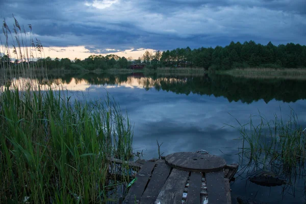 Twilight landskap över liten landsbygdens sjö — Stockfoto