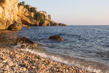 Günbatımı manzara sahil kasabası Karadağ